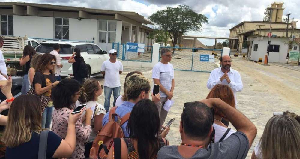 José Luis Villamarim, diretor artístico da supersérie, diante do fictício Lajedo dos Anjos

