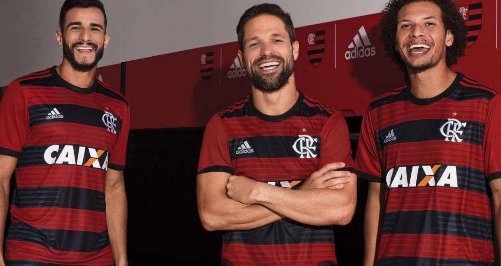 Henrique Dourado, Diego e Ar�o na divulga��o do novo uniforme do Rubro-Negro