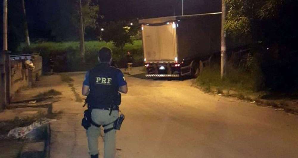 Agentes da PRF recuperam caminh�es de carga roubados