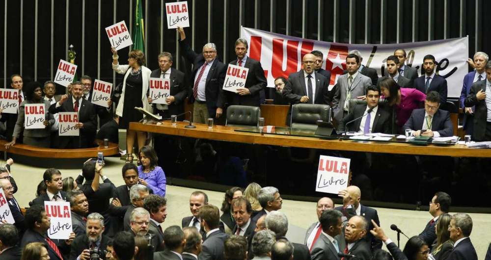 Parlamentares fazem protesto no plenário da Câmara dos Deputados contra a prisão do presidente Lula