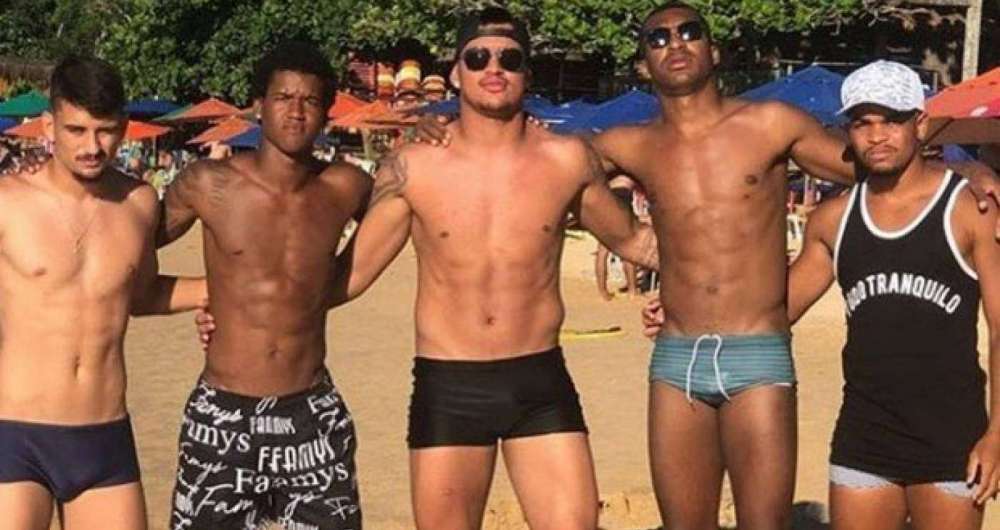 Jogadores do Vasco curtem praia em B�zios