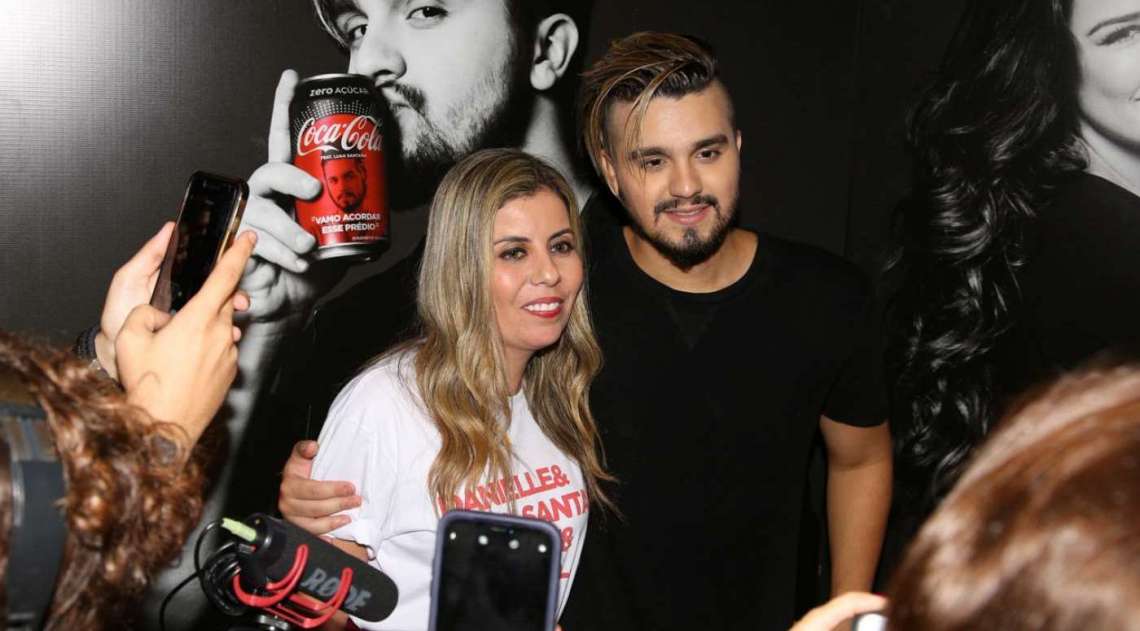 Luan Santana posa com f� nos bastidores