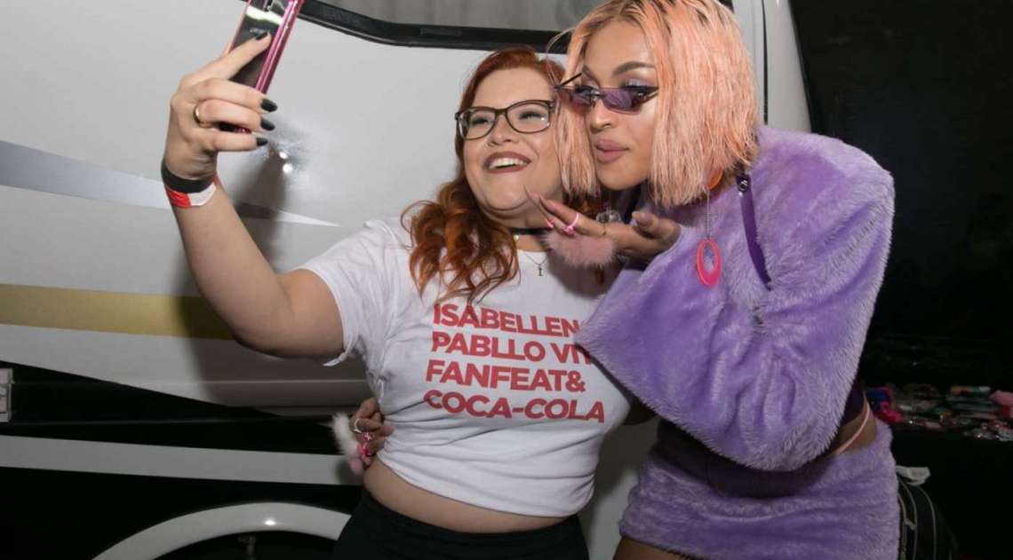 Pabllo Vittar posa com f� nos bastidores