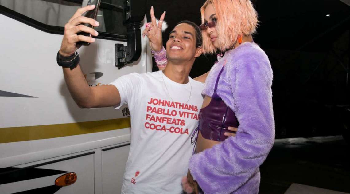 Pabllo Vittar posa com f� nos bastidores