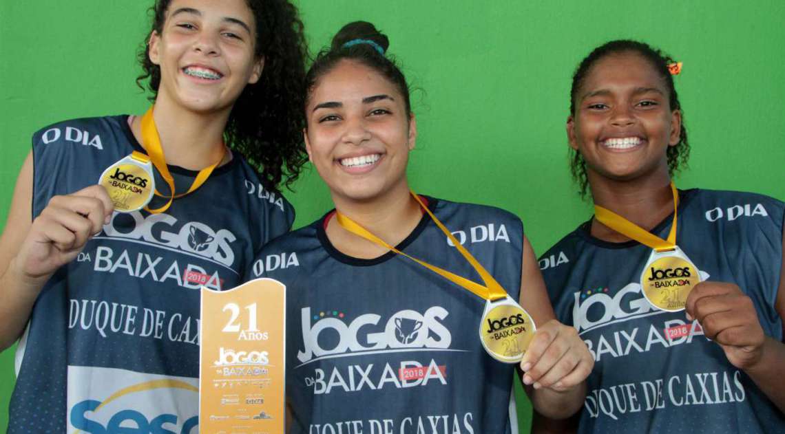 08/04/2018 - Caderno Baixada. Jogos da Baixada. Premia��o primeiro lugar Sub 14 de Basquete feminino.Equipe Duque de Caxias. Foto: Fernanda Dias / Ag�ncia O Dia.