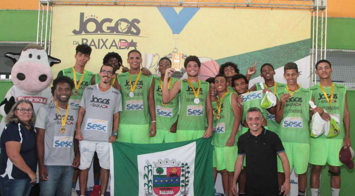 08/04/2018 - Caderno Baixada. Jogos da Baixada. Premia��o primeiro lugar Sub 17 de Basquete masculino. Equipe Queimados. Foto: Fernanda Dias / Ag�ncia O Dia.