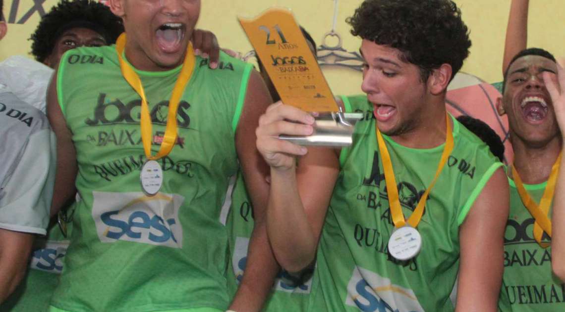 08/04/2018 - Caderno Baixada. Jogos da Baixada. Premia��o primeiro lugar Sub 17 de Basquete masculino. Equipe Queimados. Foto: Fernanda Dias / Ag�ncia O Dia.