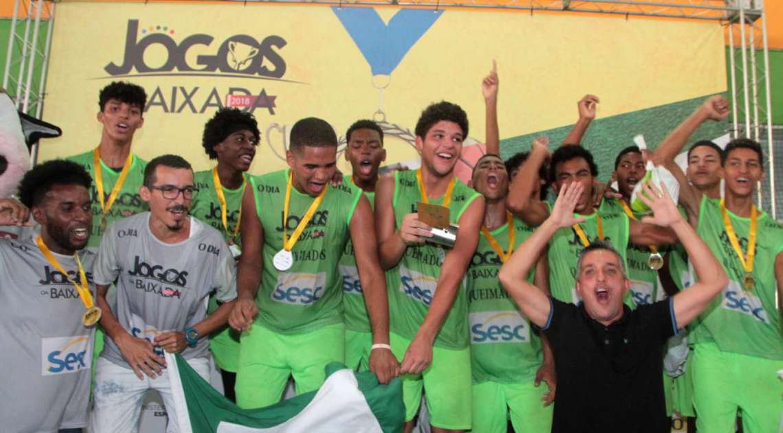 08/04/2018 - Caderno Baixada. Jogos da Baixada. Premia��o primeiro lugar Sub 17 de Basquete masculino. Equipe Queimados. Foto: Fernanda Dias / Ag�ncia O Dia.