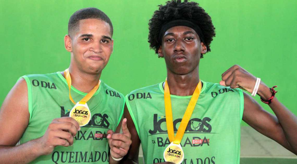 08/04/2018 - Caderno Baixada. Jogos da Baixada. Premia��o primeiro lugar Sub 17 de Basquete masculino. Equipe Queimados. Foto: Fernanda Dias / Ag�ncia O Dia.