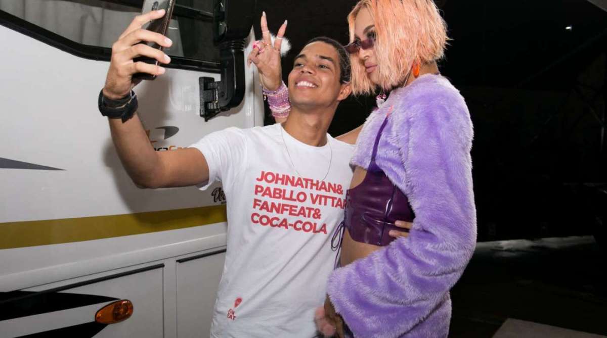 Pabllo Vittar posa com fã nos bastidores