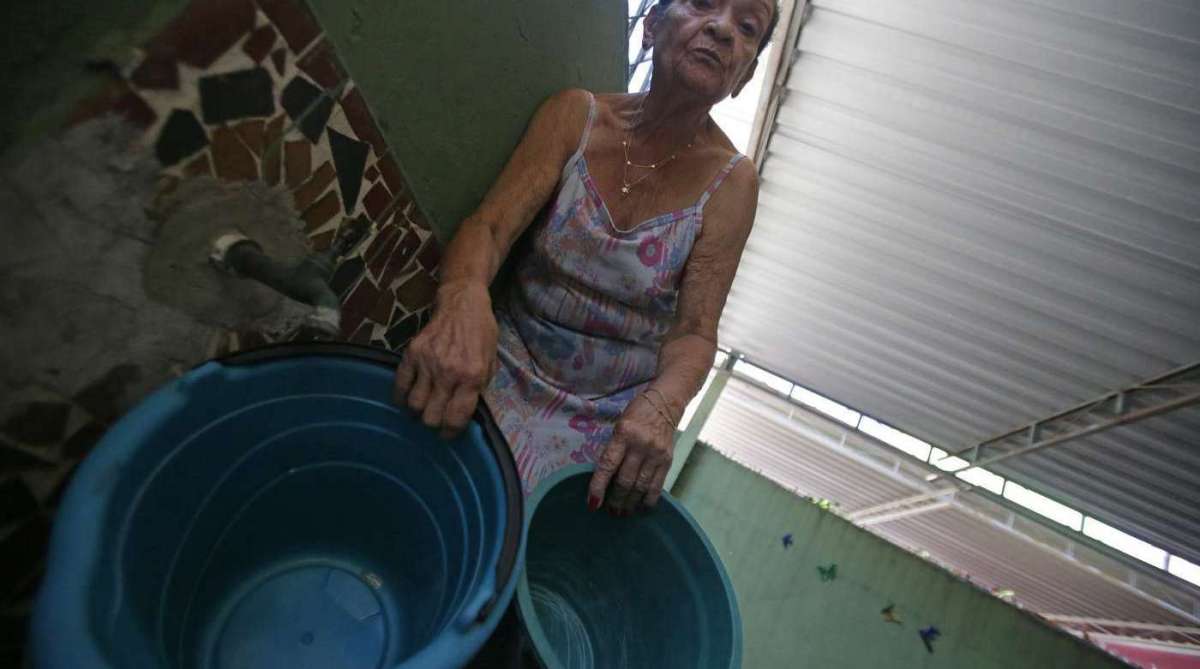 Pega de surpresa, a aposentada Cleuza Ribeiro recorreu a parentes para ter água em casa - Fotos Daniel Castelo Branco