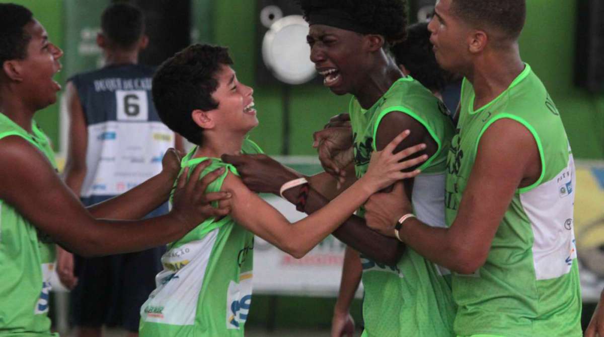 
LÁGRIMAS DE CAMPEÃO
Gean (ao centro) se emociona ao marcar cesta decisiva no sub-17
 - Fernanda Dias
