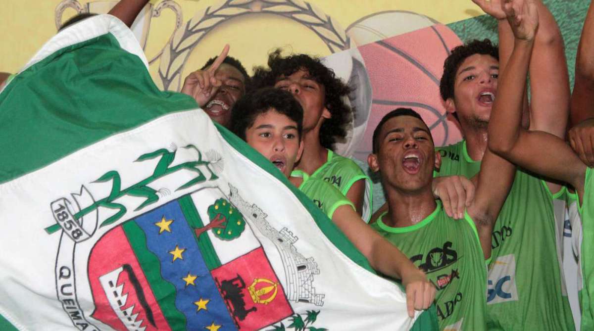 08/04/2018 - Caderno Baixada. Jogos da Baixada. Premiação primeiro lugar Sub 17 de Basquete masculino. Equipe Queimados. Foto: Fernanda Dias / Agência O Dia.