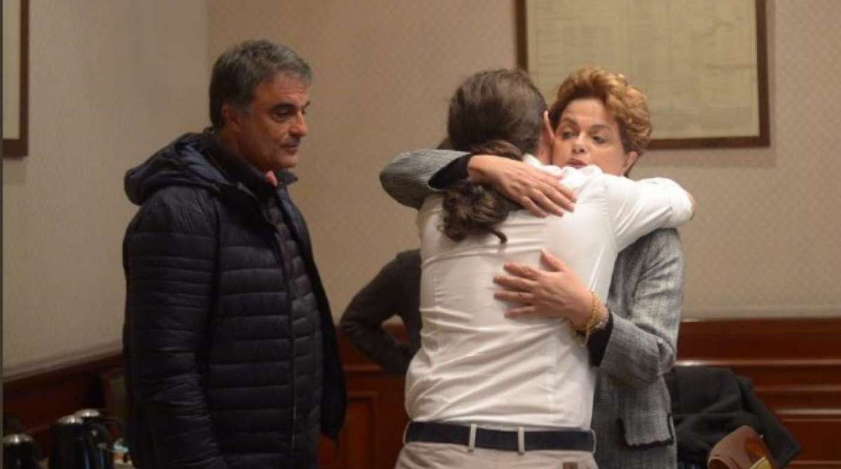 Dilma abraça Pablo Iglesias, deputado do partido espanhol Podemos, em reunião no Congresso em Madri - Reprodução/ Twitter