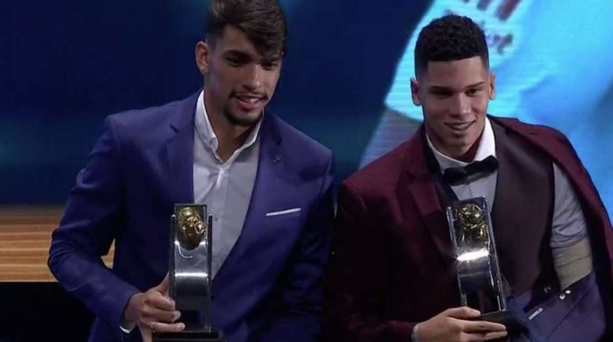 Lucas Paquetá, do Flamengo, e Paulinho, do Vasco recebem seus prêmios