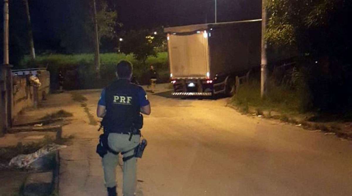 Agentes da PRF recuperam caminhões de carga roubados - Divulgação / Polícia Rodoviária Federal