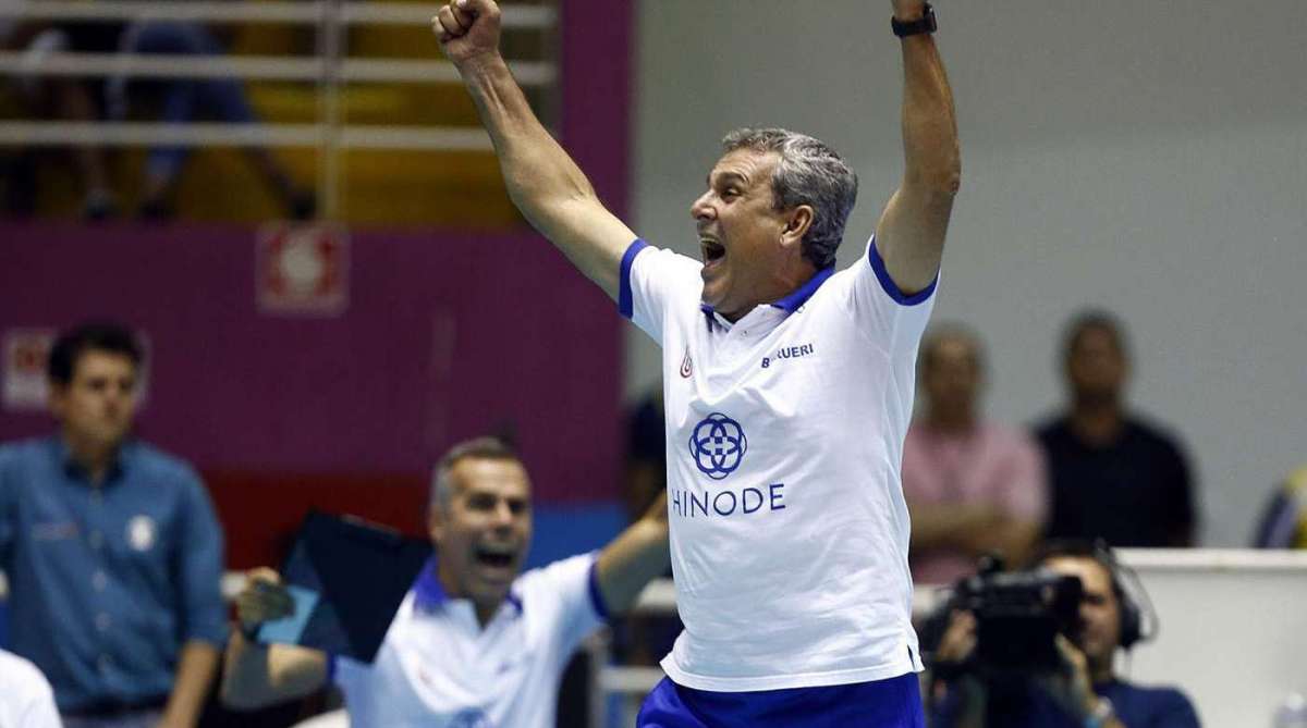 O técnico José Roberto Guimarães segue à frente do Hinode Barueri para a temporada 2018/19 - Gaspar Nóbrega/Inovafoto