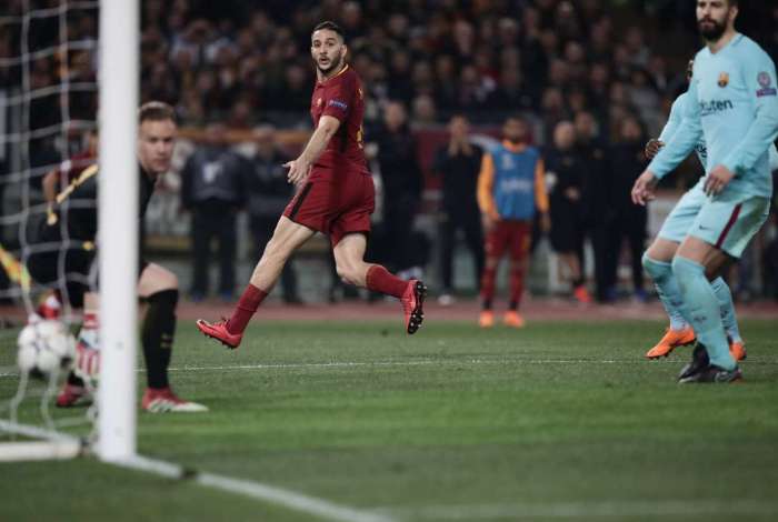 Manolas, de cabeça, fez o gol da classificação da Roma contra o Barça aos 37 da etapa final
