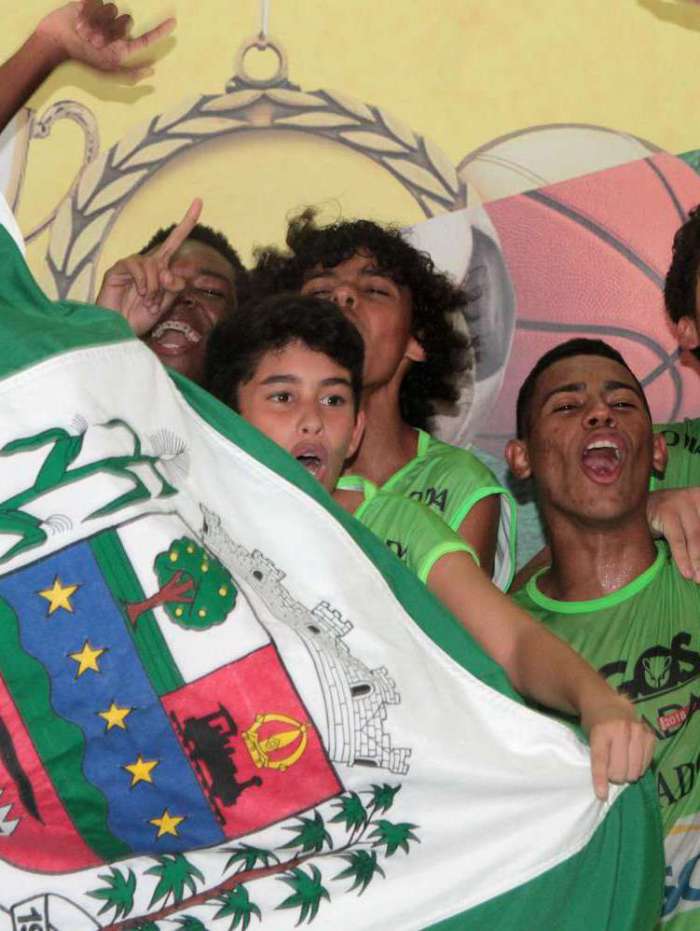 08/04/2018 - Caderno Baixada. Jogos da Baixada. Premia��o primeiro lugar Sub 17 de Basquete masculino. Equipe Queimados. Foto: Fernanda Dias / Ag�ncia O Dia.