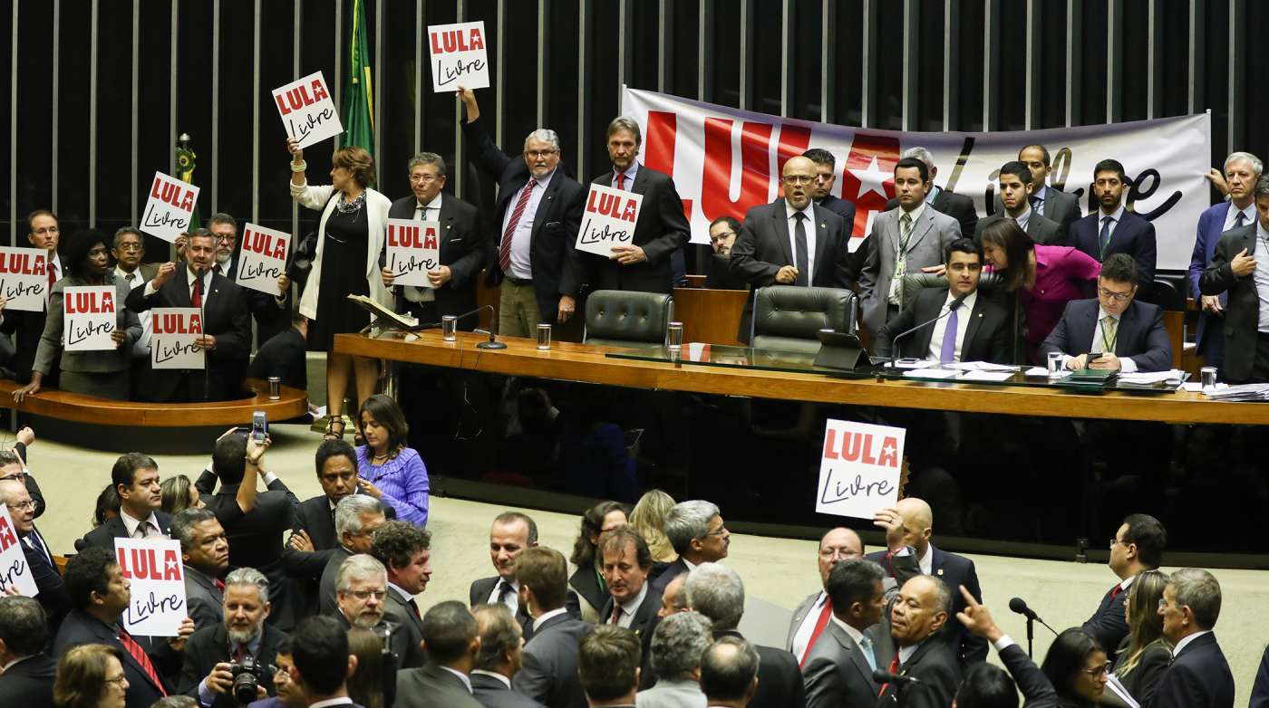 Parlamentares fazem protesto no plen&aacute;rio da C&acirc;mara dos Deputados contra a pris&atilde;o do presidente Lula - Lula Marques