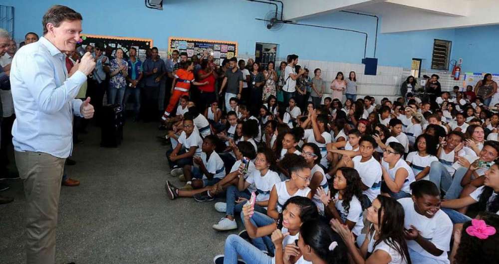 Marcelo Crivella entregou uniforme a alunos