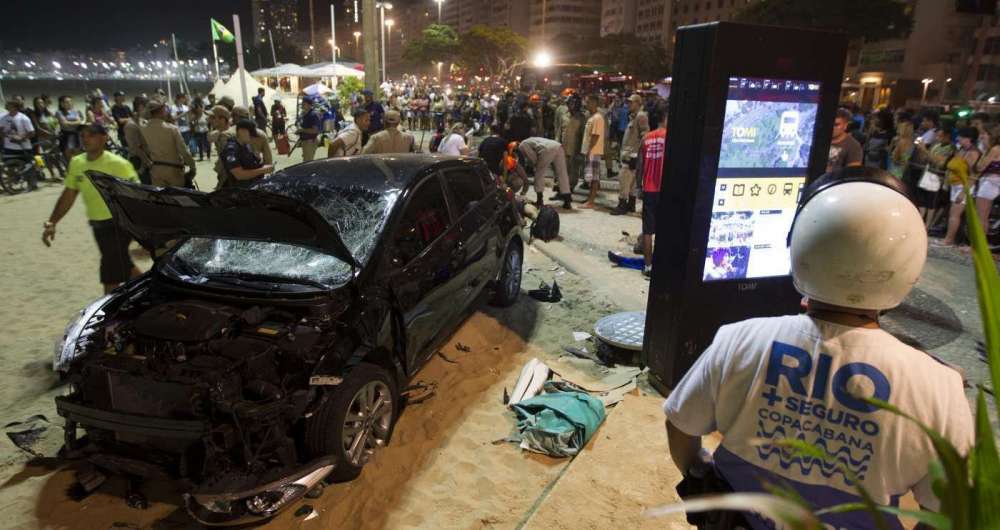 Carro invadiu o cal�ad�o e a Praia de Copacabana, na Zona Sul do Rio, na noite desta quinta-feira, e atropelou v�rias pessoas