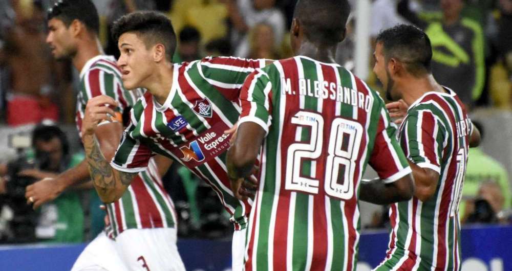 Pedro corre para festejar o terceiro gol tricolor, de p�nalti, a poucos minutos do fim