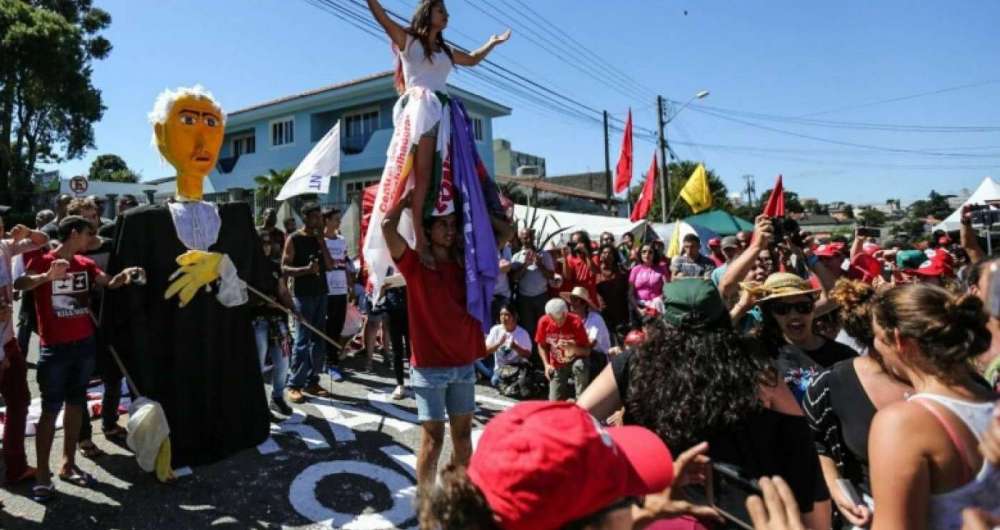 Acampamento dos apoiadores de Lula em Curitiba: pol�ticos e outras personalidades durante todo o dia