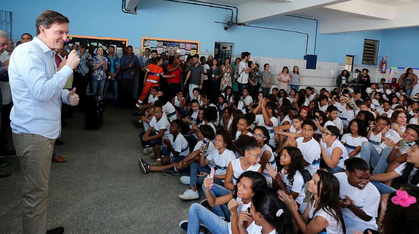 Marcelo Crivella entregou uniforme a alunos - Divulgação