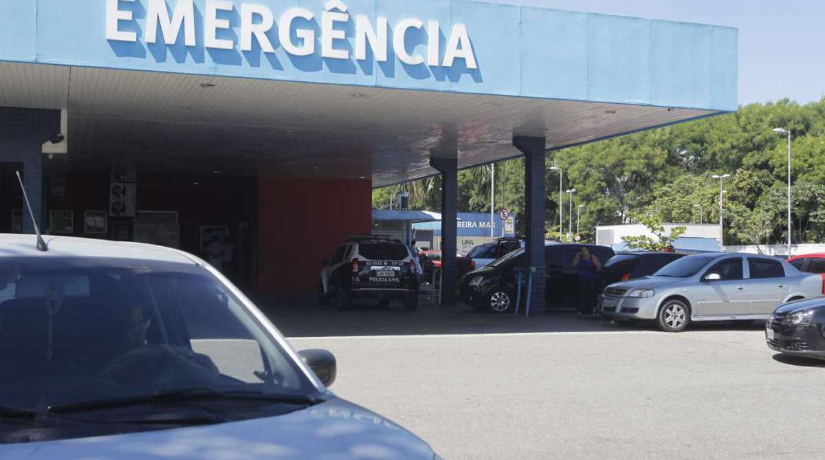 Uma briga por causa de ci&uacute;mes ocorrida dentro do Hospital municipal Moacyr do Carmo, na Rodovia Washington Luiz, em Duque de Caxias, na Baixada Fluminense, na noite desta ter&ccedil;a-feira, terminou com um agente da Secretaria estadual de Administra&ccedil;&atilde;o Penitenci&aacute;ria (Seap) baleado. F&aacute;bio Leandro Neves Nunes, de 38 anos, foi atingido na da perna direita por um tiro disparado pelo policial militar Rafael Ara&uacute;jo Resende e Silva, de 37, que trabalha como diretor administrativo na unidade de sa&uacute;de. Foto - Severino Silva / Ag&ecirc;ncia O Dia - Severino Silva