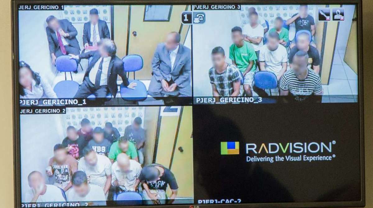 Audiência de custódia foi feita por videoconferência e os presos eram ouvidos pelo juiz em grupos - DIVULGAÇÃO TJ