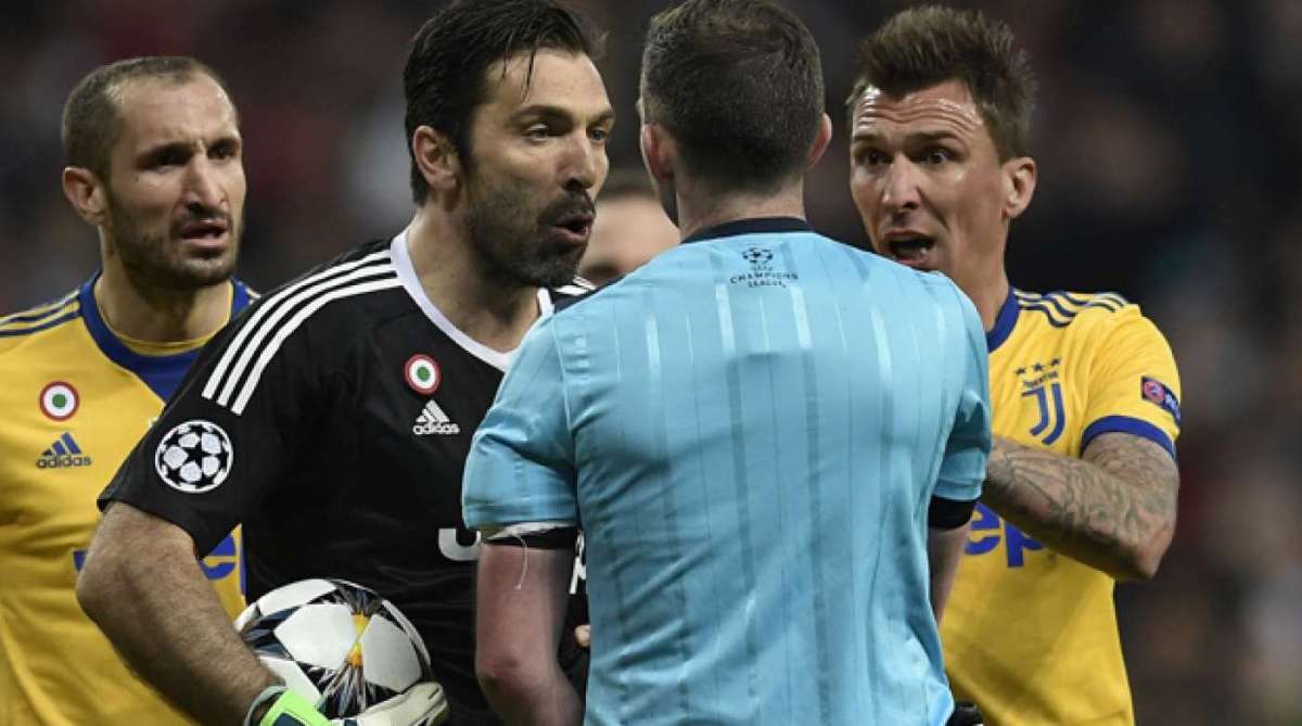 Bufando de raiva! Buffon foi expulso após a marcação do pênalti - AFP