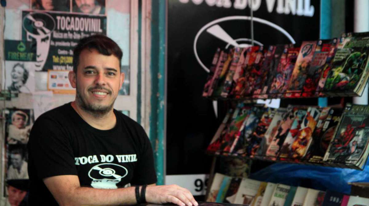 11/04/2018 - Caderno Baixada. Loja Toca do Vinil em Duque de Caxias. Na foto: Bruno Herdy. Foto: Fernanda Dias / Agência O Dia.
      Caption