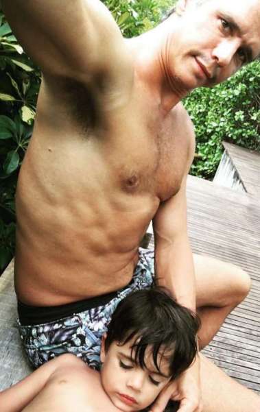 No alto, Marcio Garcia relaxa em casa. Depois, posa com a mulher, Andrea. Em seguida, com três dos seus quatro filhos