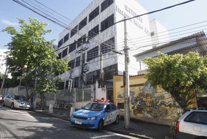 Segurança foi baleado na frente de escola no Méier