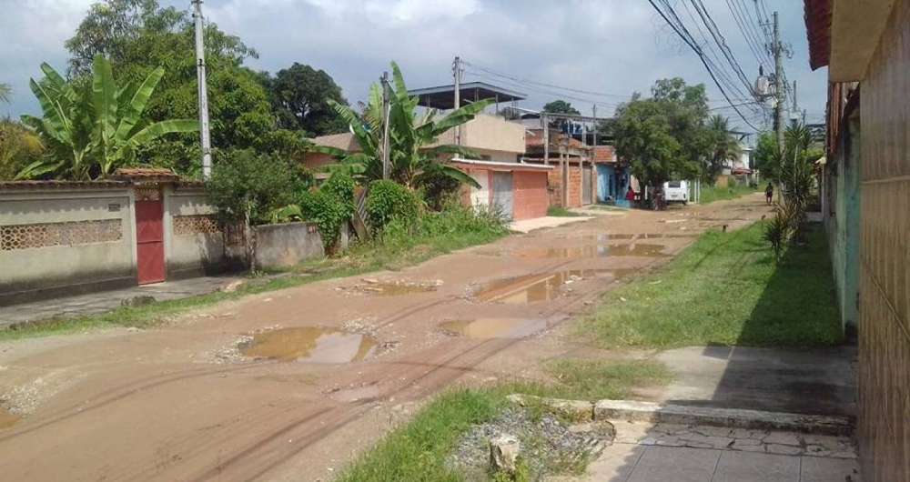 Quem mora na Rua Doutor Ridel sofre com alagamentos e lama