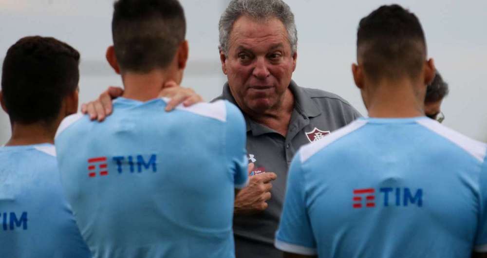 Abel conversa com os jogadores na reapresenta��o do Flu no CT da Barra