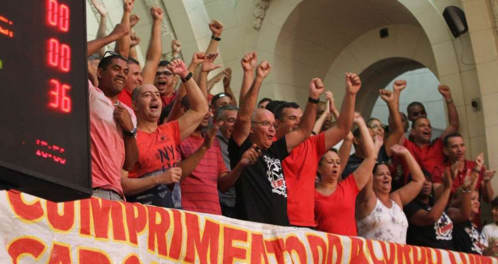 Bombeiros comemoraram aprova��o de projeto na galeria da Alerj 