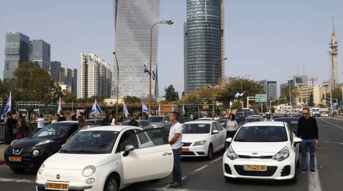Motoristas param e ficam de pé em silêncio em memória das vítimas do Holocausto em Israel - AFP PHOTO / JACK GUEZ