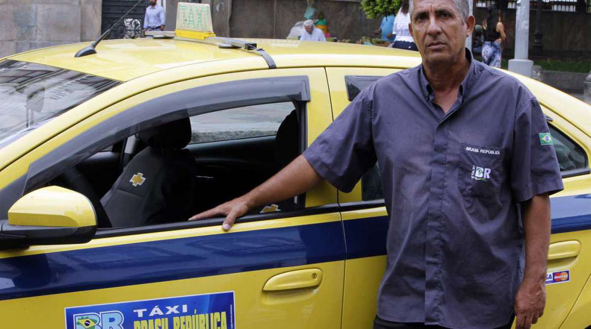Motoriritas de Taxi e da Ube aplicativos falando sobre a regulamentação do Prefeito na foto, Robson Moraes taxista  Foto  Severino  Silva Agencia O Dia