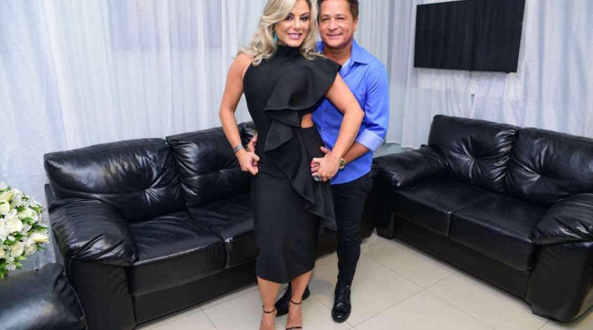 Leonardo posa com a mulher, Poliana Rocha, nos bastidores de gravação de DVD