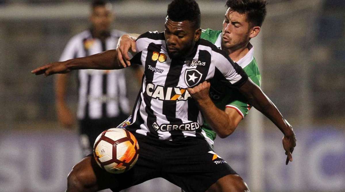 O volante Marcelo recebe a marcação do Audax, lanterna chileno - AFP