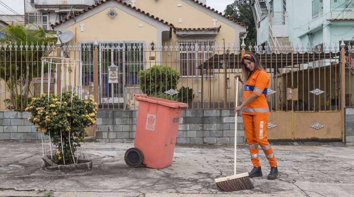 ESPECIAL - A beleza das pessoas comuns, os funcion&aacute;rios da Comlurb. Acompanhamos a gari Viviane Nascimento trabalhando, mostrando um pouco do seu dia a dia nas ruas do bairro Iraj&aacute;. &Eacute; para s&eacute;rie Beleza por tr&aacute;s do uniforme. Foto: Daniel Castelo Branco / Ag&ecirc;ncia O Dia
