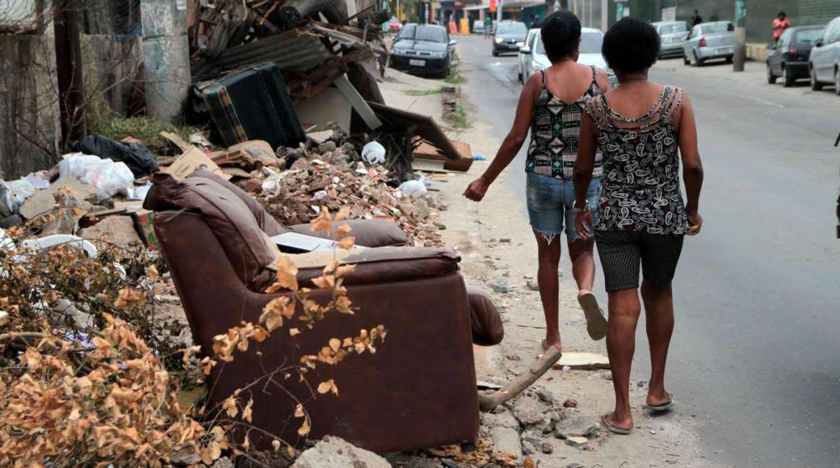 12/04/2018 - Especial. Baixada. Carência de serviços públicos na Baixada Fluminense.Lixo no Parque Tietê em São João de Meriti. Foto: Fernanda Dias / Agência O Dia.
      Caption