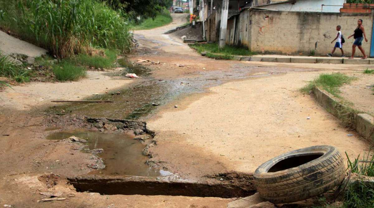 2018-04-12 - Especial. Baixada. Car&ecirc;ncia de servi&ccedil;os p&uacute;blicos na Baixada Fluminense. Esgoto e falta de asfalto em Belford Roxo, Parque Esperan&ccedil;a.Foto: Fernanda Dias / Ag&ecirc;ncia O Dia.
      Caption