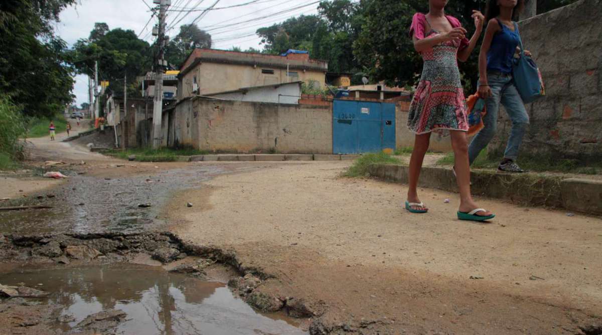 4-12-8--20 - Especial. Baixada. Car&ecirc;ncia de servi&ccedil;os p&uacute;blicos na Baixada Fluminense. Esgoto e falta de asfalto em Belford Roxo, Parque Esperan&ccedil;a.Foto: Fernanda Dias / Ag&ecirc;ncia O Dia.
      Caption
