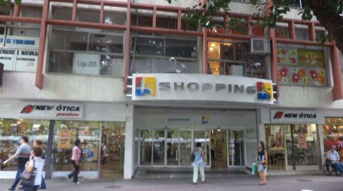 O Shopping 45 fica na Praça Saens Peña