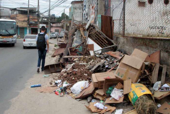 Lixo amontoado nas ruas � cen�rio comum para os moradores do bairro Parque Tiet�, em S�o Jo�o de Meriti