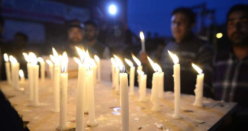 Muçulmanos da Caxemira gritam palavras de ordem contra indianos durante um protesto à luz de velas depois do estupro e assassinato de uma menina muçulmana 