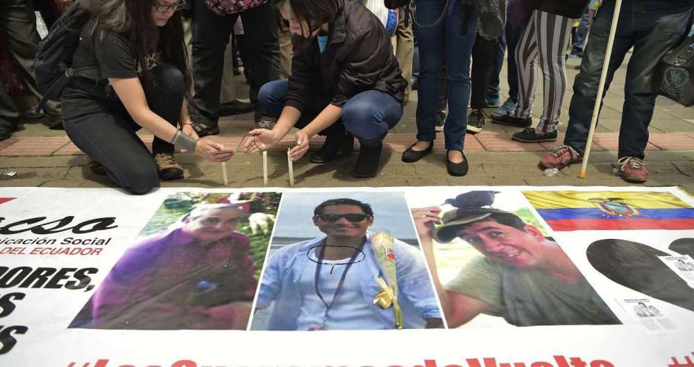 Amigos de jornalistas e motorista equatorianos acendem velas em Quito depois de saber dos assassinatos 